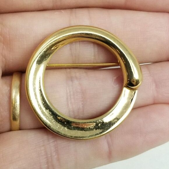 Vintage Monet Gold Tone Circle Brooch, Minimal Modernist 80s 90s Style, Estate - Picture 4 of 6
